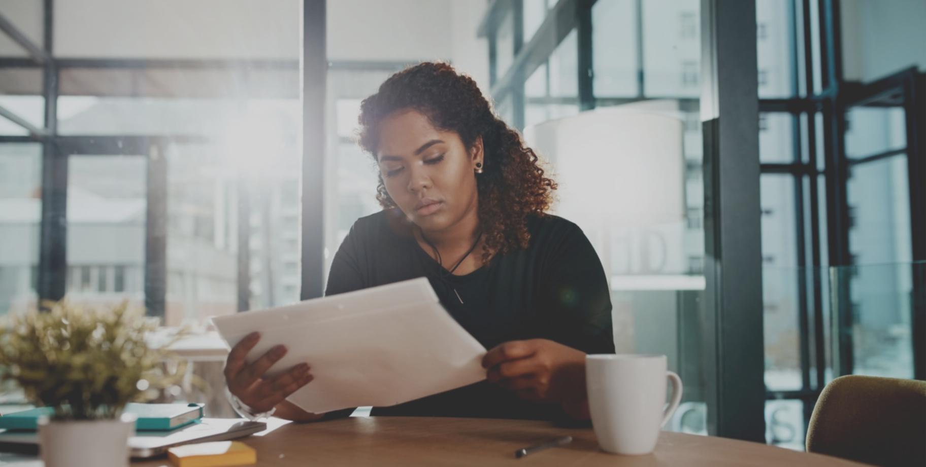 Persona revisando gráficas de presupuesto en laptop